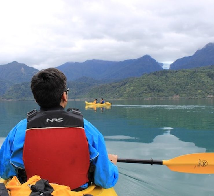 Kayak en el fiordo Puyuhuapi rumbo al Pozón Tronador